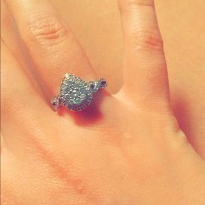 Rise & white gold diamond ring